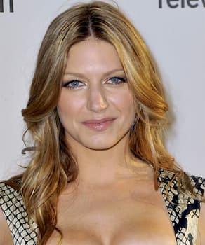 Jes Macallan Actress, Bio, Age, Height, Partner, Legends Of Tomorrow, and Net Worth