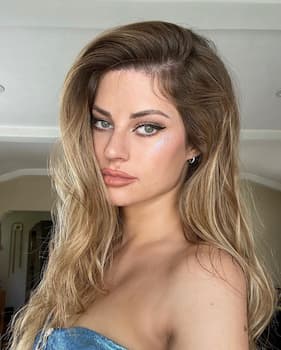 Hannah Stocking's photo