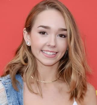 Holly Taylor Photo