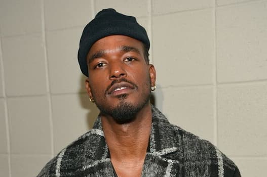 Luke James' photo