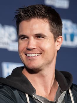 Robbie Amell's photo