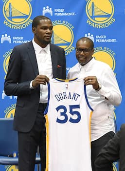 A photo of Wayne and his son Kevin Durant